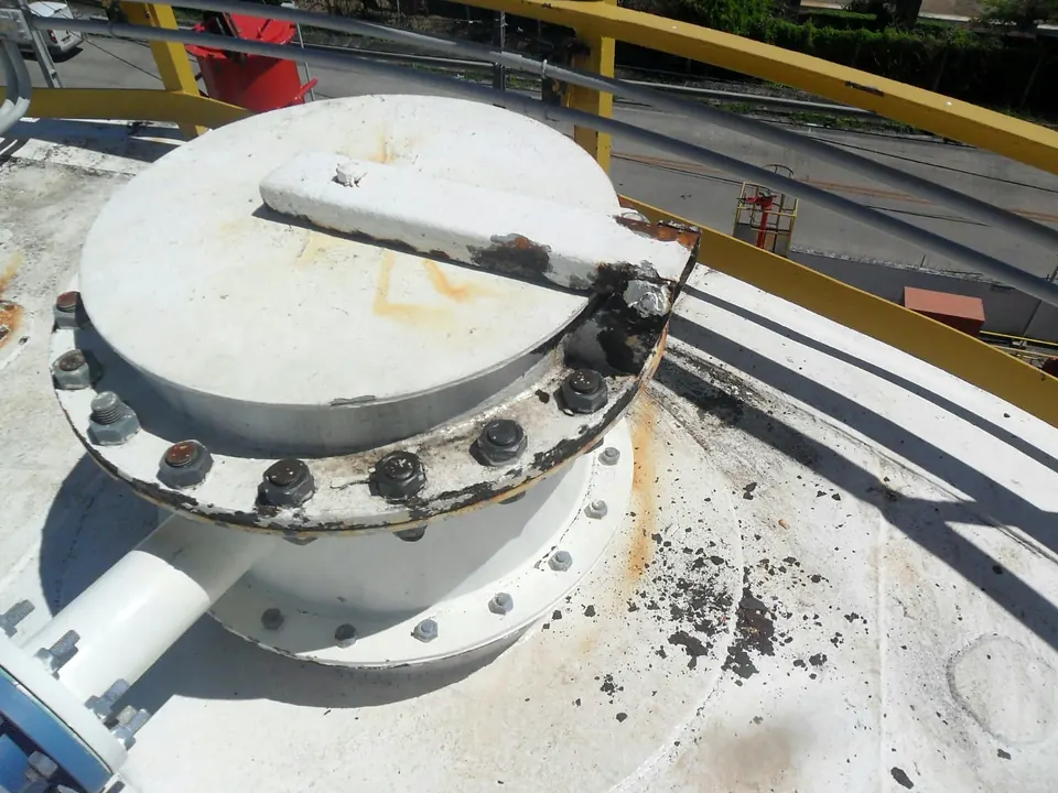 Teto de tanque com corrosão, antes da manutenção e da pintura